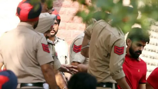 ফাইল চিত্র- কড়া নিরাপত্তা বেষ্টনীতে লরেন্স বিষ্ণোইকে আদালতে হাজিরার জন্য নিয়ে যাচ্ছে পুলিশ।