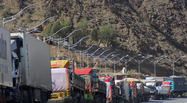 د اکتوبر پر ۲۱مه دې اخیستل شوي تصویر کې لیدل کېږي، چې د تورخم دروازې له تړل کېدو وروسته د باري لاریو کتارونه د ننګرهار لوري ته ولاړ پاتې وو.