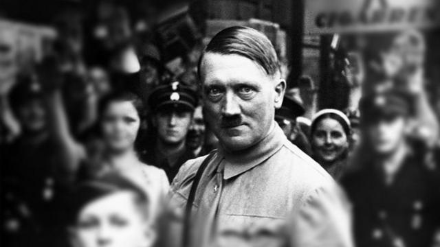 Adolf Hitler olhando para câmera ao ser fotografadoesporte de precisãomeio a pessoas