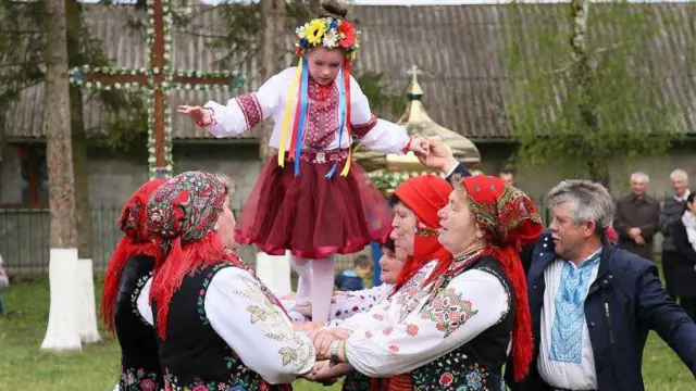 Під час гаївок фольклорний ансамбль показує танець за участі старших жінок і дівчинки. 