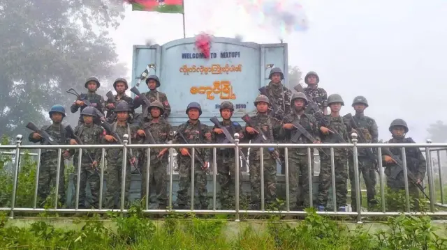 မတူပီမြို့ဝင်ဆိုင်းပုဒ်ရှေ့မှာ တွေ့ရတဲ့ ချင်းညီနောင်နဲ့ မဟာမိတ် တပ်ဖွဲ့ ဝင်တွေ
