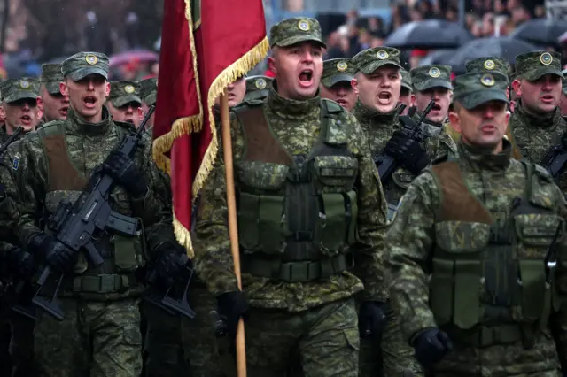 Pripadnici Kosovskih bezbednosnih snaga marširaju na paradi tokom proslave 18. godišnjice nezavisnosti Kosova u Prištini