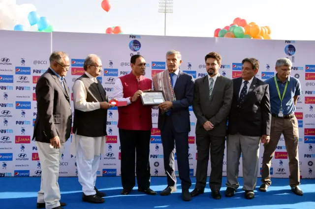 દિલીપ દોશીનું સન્માન કરતા પૂર્વ મુખ્ય મંત્રી વિજય રૂપાણી અને ગુજરાત સરકારના પૂર્વ મંત્રી ચુડાસમા