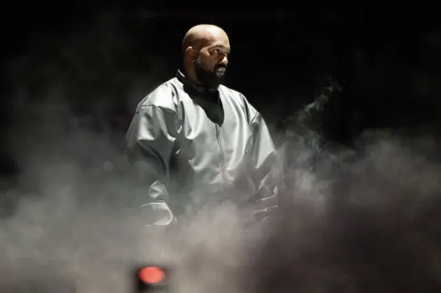 Канье Уэст в дымке.