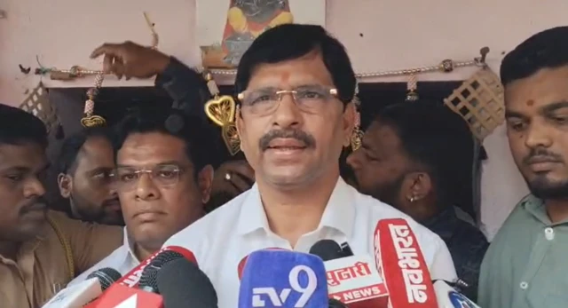 ही हत्या राजकीय सुडापोटी घडली असल्याचा आरोप शिवसेना शिंदे गटाच्या आमदारांनी केला आहे. 