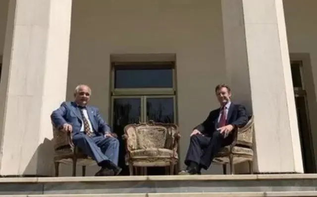 لوان جاگاریان در سمت چپ تصویر در کنار سفیر بریتانیا در ایوان سفارت روسیه در تهران 
