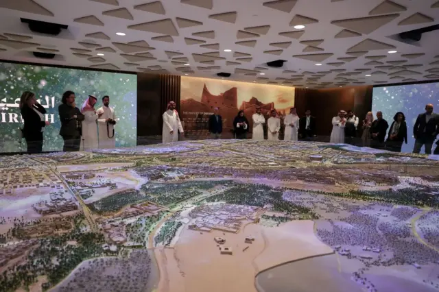 Una maqueta de uno de los mega proyectos de Arabia Saudita.
