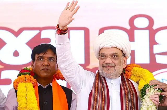 अमित शाह गांधीनगर में और मनसुख मांडविया पोरबंदर सीट पर आगे चल रहे हैं