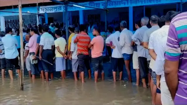 ভোট দেওয়ার অপেক্ষায়