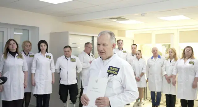 Лікарні Мечникова півколом - у центрі їхній гендиректор. Усі в білиз халатах