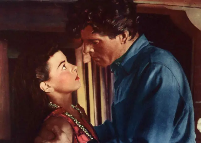 Escena de la película "Su Majestad O'Keefe', con Burt Lancaster a punto de besar a su coprotagonista. 