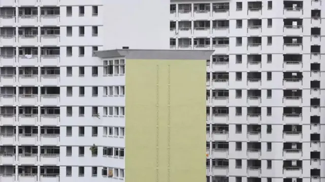 Sebagian besar warga Singapura tinggal di perumahan umum.