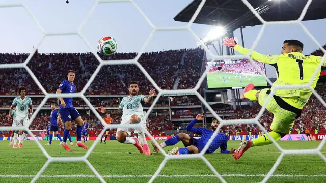 Jugadores de Croacia y Portugal observan mientras la pelota entra al arco portugués.