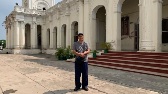 ਸ਼ਿਵ ਆਪਣੀ ਸੁਰੀਲੀ ਆਵਾਜ਼ ਵਿੱਚ ਮਿਹਰਬਾਨ ਤੇ ਪੂਜਾ ਨੂੰ ਲੋਰੀਆਂ ਵੀ ਸੁਣਾਉਂਦੇ ਹੁੰਦੇ ਸਨ।