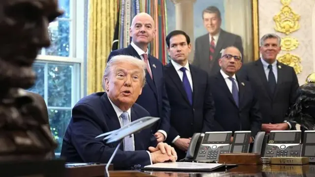 কার্লোস কর্দেইরো (ডান দিক থেকে দ্বিতীয়), যুক্তরাষ্ট্রের ফুটবল ফেডারেশনের সাবেক সভাপতি