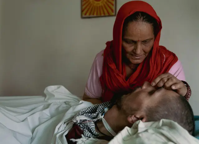 छोरा हरीशसँग निर्मला राना