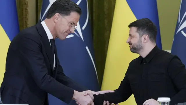 الرئيس الأوكراني فولوديمير زيلينسكي (يميناً) والأمين العام لحلف الناتو مارك روته (يساراً) يتصافحان في مؤتمر صحفي خلال اجتماعهما في كييف، أوكرانيا، 3 فبراير/ شباط 2026.