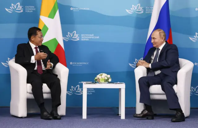 ရုရှားကလည်း မြန်မာစစ်တပ်ရဲ့ အာဏာသိမ်းမှုကို အပြစ်မမြင်သလို စစ်ကောင်စီကလည်း ယူကရိန်းကျူးကျော်မှုမှာ ရုရှားဘက်ကရပ်တည်ပါတယ်။