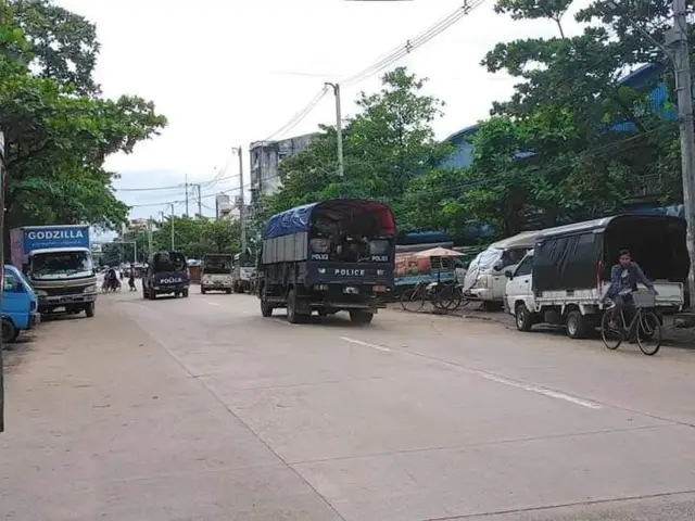 သာကေတမြို့နယ်ထဲမှာတွေ့ရတဲ့ စစ်ကောင်စီလက်အောက် လုံခြုံရေးတပ်ဖွဲ့ဝင်တွေ(ပုံဟောင်း) 