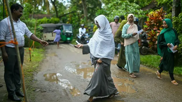 “ස්වාධීන අපේක්ෂකයන්ට මේ සැරේ පොඩි අවස්ථාවක් තියෙනවා. ඒක වතුකරයේ වෙන්න පුලුවන්, උතුරු නැගෙනහිර වෙන්න පුලුවන්"
