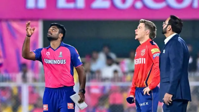 टॉस के दौरान संजू सैमसन और सैम करन