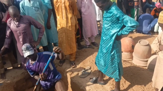 Some pipo for town of Gorau dey dig graves to bury some of di bodie wey dem find afta di rescue operation