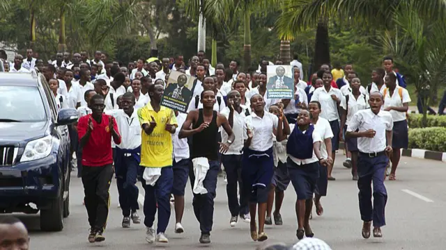 Ubwo Karake yari afungiye mu Bwongereza, mu Rwanda hateguwe imyigaragambyo ikomeye, aha ni itsinda ry'abanyeshuri bari muri iyo myigaragambyo barimo kwerekeza kuri ambasade y'Ubwongereza i Kigali ku Kacyiru