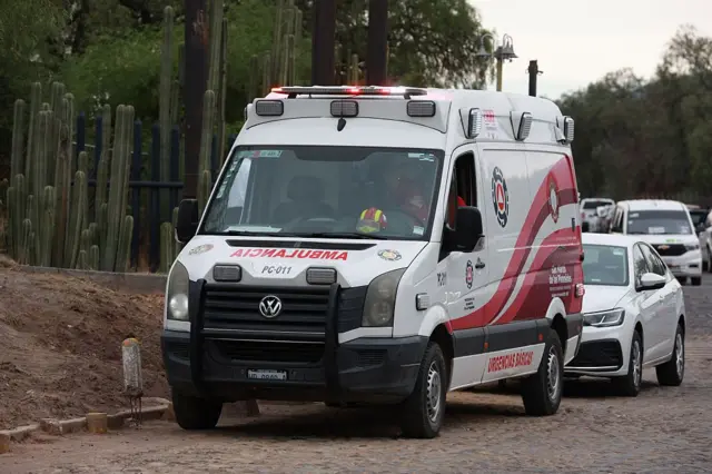Ambulancias en las inmediaciones del sitio arqueológico de Teotihuacán.