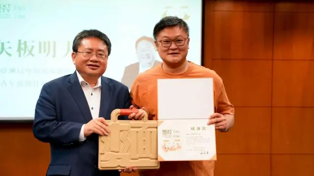 矢板明夫(左)出席“春雨文教基金会”在台中举办的活动后遇袭。图为他与台中市议员施志昌在活动上的合照。