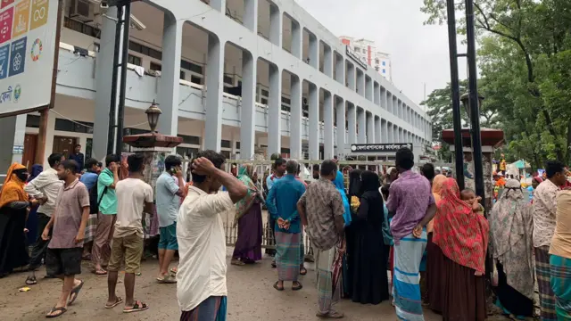 ত্রাণের অপেক্ষায় ফেনীর জেলা প্রশাসকের কার্যালয়ের সামনে দুর্গত মানুষের ভীড়