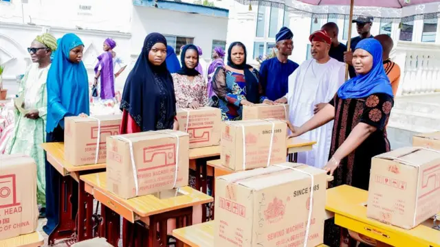 Ẹ̀rọ ìránṣọ ti Oluwo pín fun awọn ara ilu