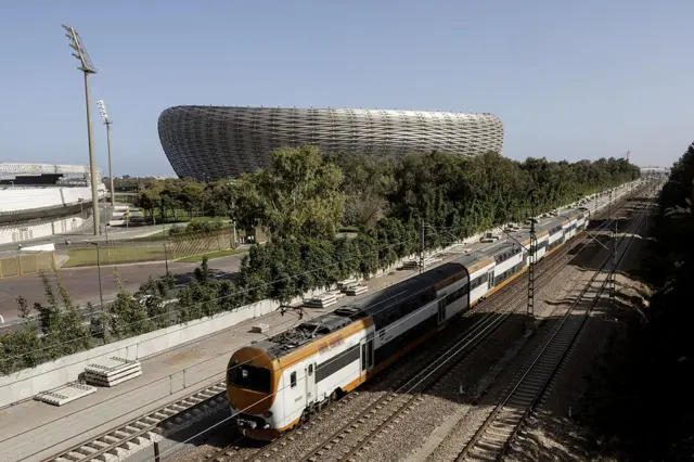 Un train passe devant le stade Prince Moulay Abdellah de Rabat, le 5 septembre 2025, à l'approche du match de qualification pour la Coupe du Monde de la FIFA 2026, Groupe E, entre le Maroc et le Niger.