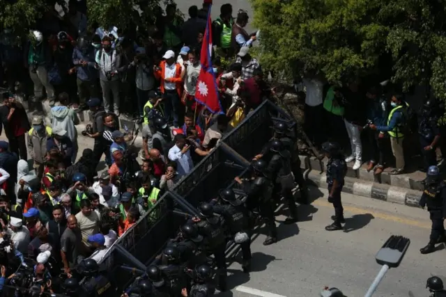 राप्रपा एक्लैले प्रदर्शन गर्न चाहिरहेको विश्लेषक बताउँछन्