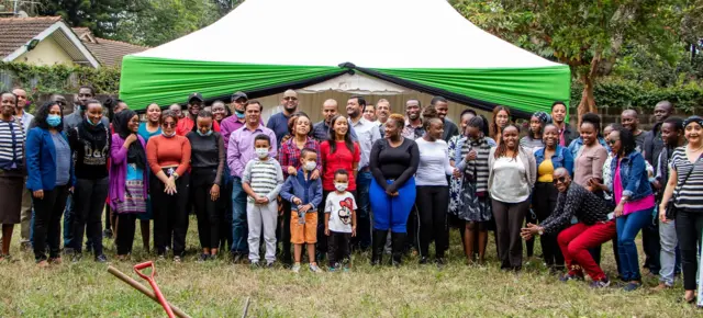 ገለ ካብ ኣባላት ከንኣን ኣብ ምኽፋት ሓዲሽ ፕሮጀክት