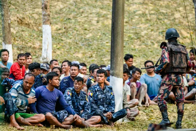 ফেব্রুয়ারির শুরুতে মিয়ানমার বর্ডার গার্ডের তিনশো'র বেশি সদস্য পালিয়ে আসেন বাংলাদেশে 