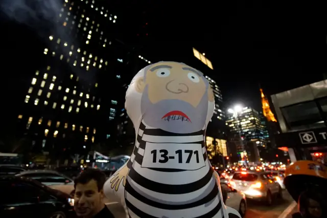 Boneco do Lula como presidiário em protesto