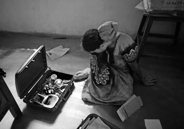 आपली मुलगी सरन्याच्या वस्तू पाहून सरोजिनी यांना अश्रू अनावर होतात. सरन्याचा 2014 मध्ये वयाच्या 14 व्या वर्षी मृत्यू झाला. सरन्या जन्मतःच अंध होती आणि तिला हृदय आणि फुफ्फुसाचेही आजार होते. सरोजिनी यांच्या पतीचा 2006 मध्ये फुफ्फुसाच्या आजारामुळे मृत्यू झाला होता. त्यांचे कुटुंब कासरगोड येथील काजू बागेजवळ राहत होते.
