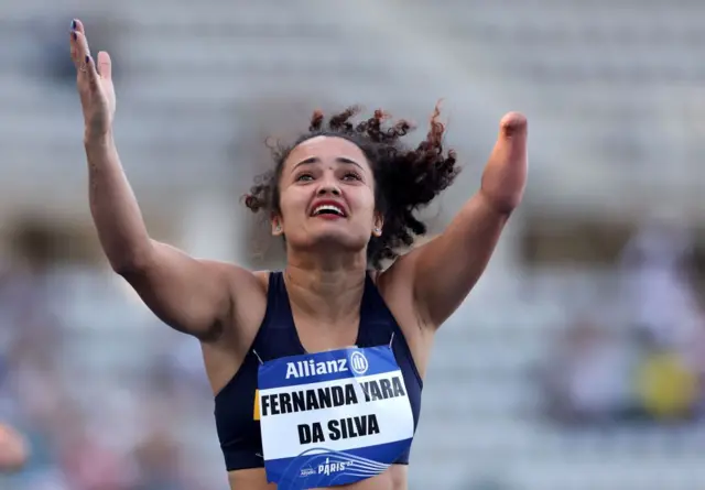 Fernanda Yara da Silva, do Brasil, comemora a vitória após a Final dos 400m T47 no Campeonato Mundialscore pokerAtletismo Paralímpico Paris 2023