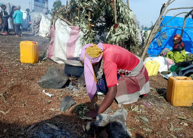 Des Congolais reçoivent de l'aide humanitaire à Nyiragongo, Goma