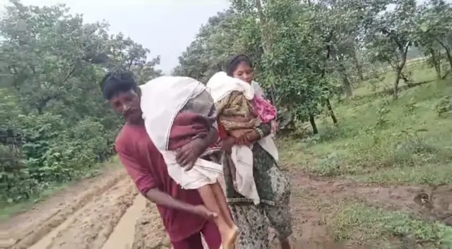 दोन्ही लेकरांचा मृतदेह खांद्यावर घेऊन चिखलाचा रस्ता तुडवत 15 किलोमीटर पायपीट, गडचिरोलीत नेमकं काय घडलं?