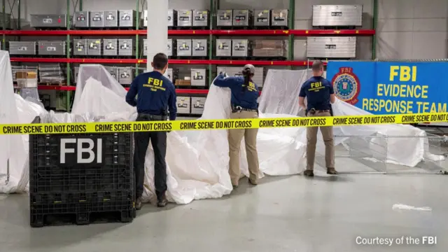 अमेरिकी अधिकारीहरू अनुसन्धानको क्रममा