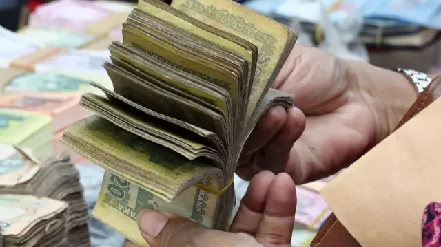 ডলারের বিপরীতে টাকার দাম কমছে 