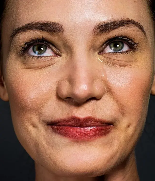 سيدة تبكي وهي تبتسم