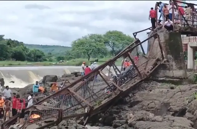 इंद्रायणी नदीवरील कोसळलेला पूल