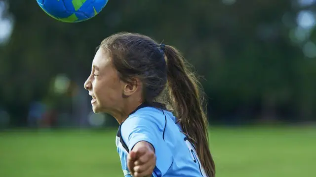 ኳስ በጭንቅላቷ የምትመታ ልጅ