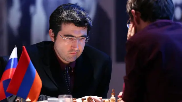 Шахисти Володимир Крамник та Левон Аронян за шахівницею