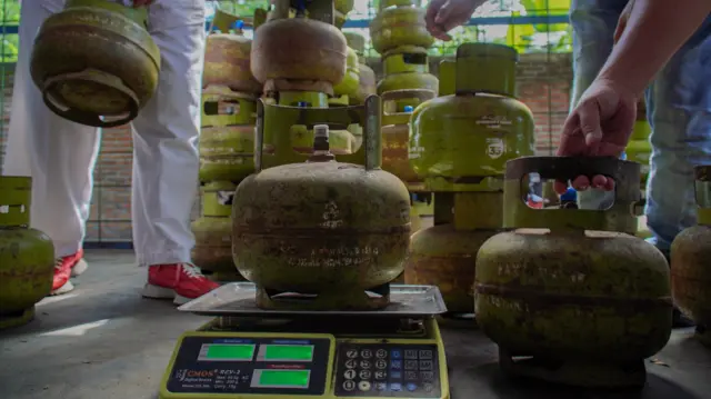 Petugas menimbang berat tabung berisi gas elpiji 3 kg saat melakukan sidak di Lumajang, Jawa Timur, Sabtu (11/4/2026).