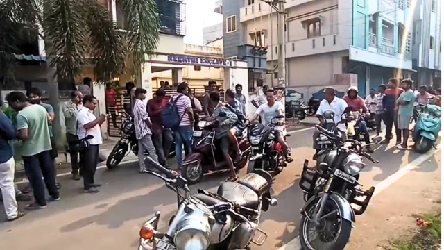 విశాఖలో హత్య జరిగిన అపార్ట్‌మెంట్ దగ్గర గుమిగూడిన ప్రజలు 