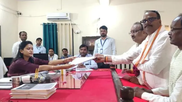 ભાજપના દિનેશસિંહ ફૉર્મ ભરી રહ્યા હતા તે સમયની તસવીર