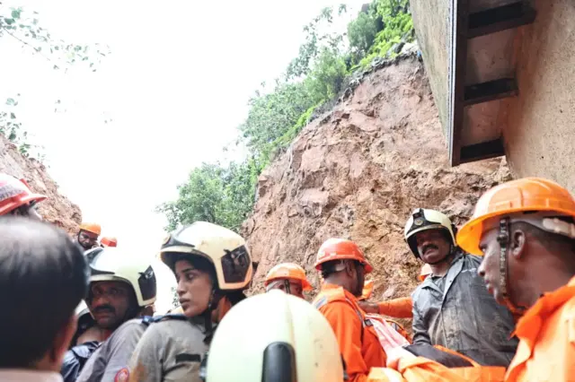 मुंबईतील घाटकोपरमध्ये चाळीवर कोसळली दरड; दोन जणांचा मृत्यू, बचावकार्य सुरू